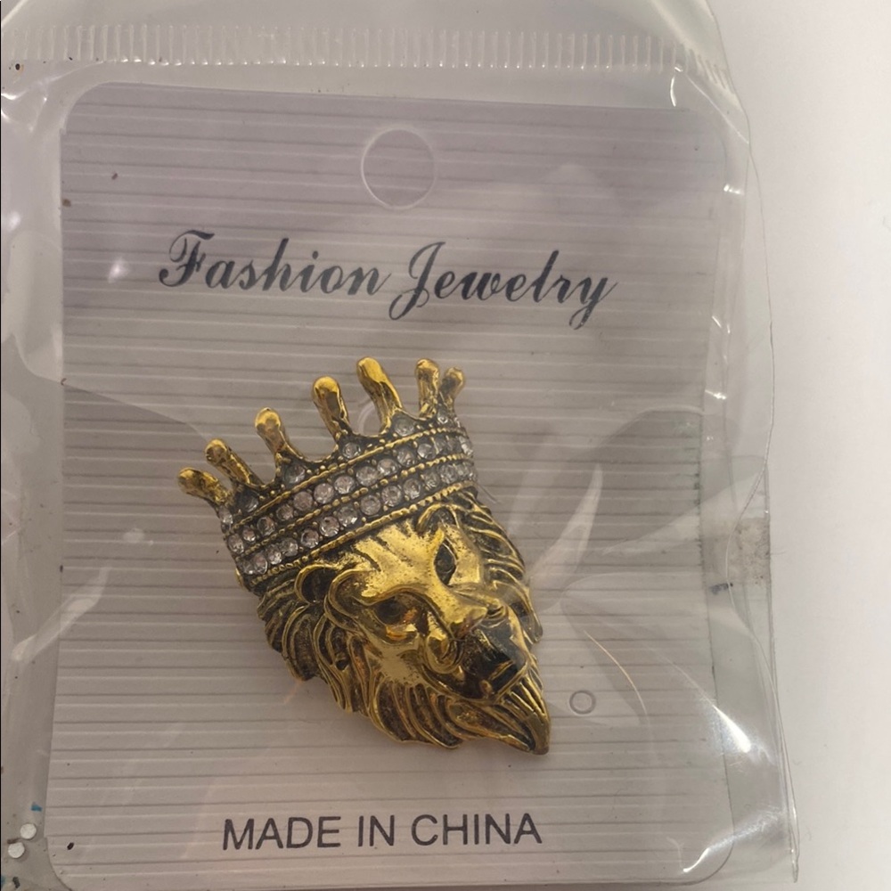 Lion Head Pendant with Crown yellow
